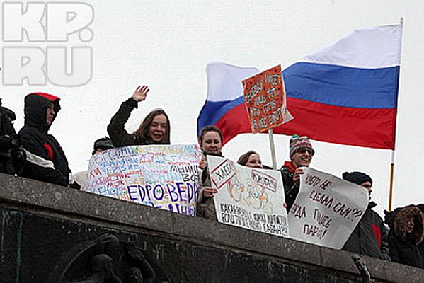 В субботу по крупнейшим городам страны прокатилась волна митингов, объединенных общим названием «День гнева». Не осталась в стороне и Северная Столица. На площади перед СКК собралась довольно разношерстная публика с совершенно разными взглядами и лозунгами. К самому началу акции успели около трехсот человек, остальные подтянулись чуть позже. Фото - Тимур ХАНОВ
