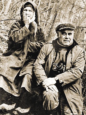 На этом снимке мы с Агафьей наблюдаем, как готовится абазинская лодка с людьми и грузом к спуску по Абакану. Я много видел разных опасностей. Плавание по горной реке показалось мне очень опасным.