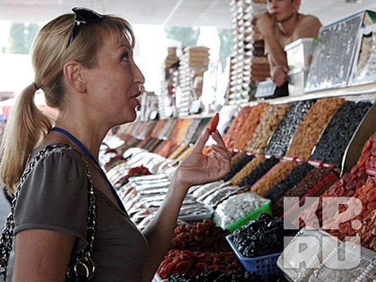 Светлана Галка, более всего известная по пародиям на Кристину Орбакайте, Жанну Агузарову и Людмилу Гурченко (которую и покажет на "Разнице"- авт.) решила заглянуть на легендарный Привоз