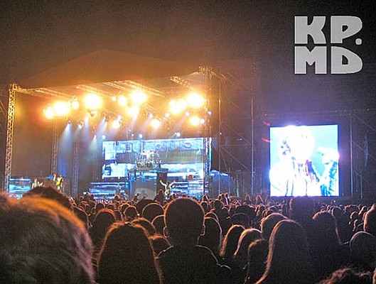 Было очень холодно, но никто не расходился до конца концерта