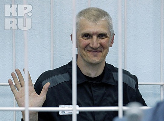 Четвероклассница Маша, старшая дочь экс-главы МФО "МЕНАТЕП" Платона Лебедева, написала письмо судье Вельского районного суда, который сегодня рассматривает прошение об условно-досрочном освобождении бизнесмена. Она рассказала, что ждала возвращения папы домой летом 2011г., но этого не случилось