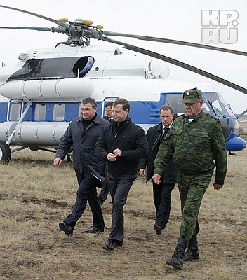 Анатолий Сердюков и Дмитрий Медведев на оперативно-стратегических учениях "Центр-2008" в Оренбургской области.