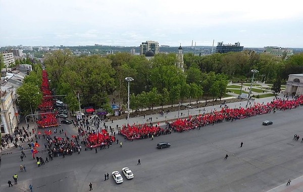 В понедельник, 1 мая, в центре Кишинева было людно. Дело в том, что в центре молдавской столицы прошел Марш солидарности и социальной справедливости, а после него - митинг в сквере Театра Оперы и Балета.
