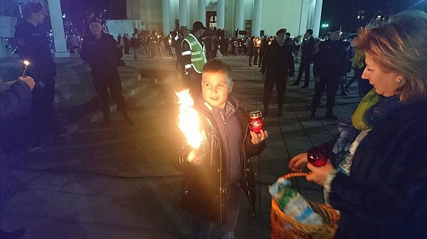 С Пасхой, православные! Благодатный огонь доставили из Иерусалима в шестадцатый раз.