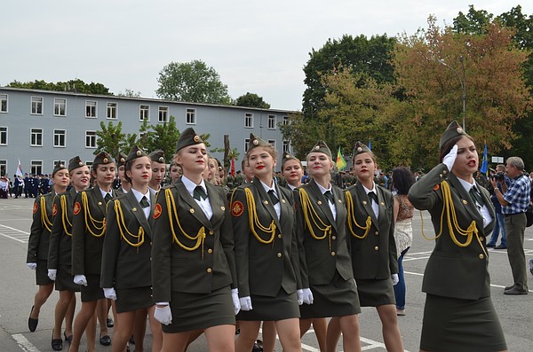 На военном аэродроме Липецка школьники прошли строевую подготовку и увидели самолеты