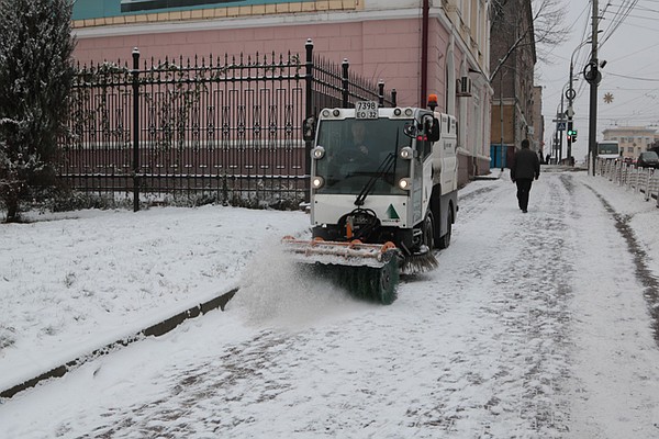 На выходных, 17-18 ноября, на Брянщине выпал первый в этом году снег. Коммунальщики вышли на уборку городских парков, скверов и тротуаров, кто с вениками, кто с лопатами. А на проспекте Ленина трудится вот такой "дорожный пылесос". Всегов городе 10 таких компактных машин.