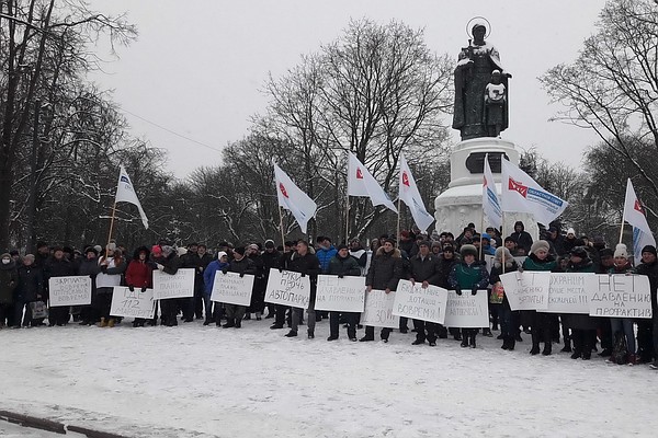 Работники предприятия требовали своевременной выплаты зарплат и сохранения рабочих мест.