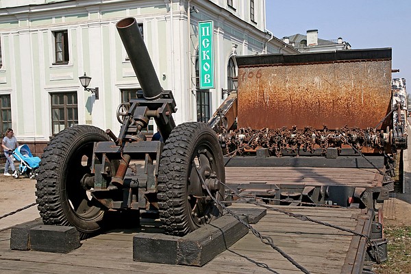 Военные показали жителям областной столицы трофейную технику и вооружение.