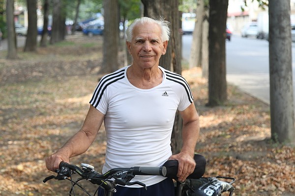 Владимир Кротов уже удивлял нас своими подвигами: за три дня доехал до Москвы на велосипеде, переплыл Керченский пролив. А теперь провел рывок в столицу от Задонска: 430 километров за 23 с половиной часа.