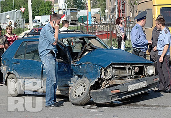 Крупная авария произошла сегодня в начале девятого утра в Дзержинском районе, напротив гипермаркета «Реал». Фото: Геннадий БИСЕНОВ. Хотите знать больше? Читайте статью «У гипермаркета «Реал» попали в аварию автобус, две маршрутки, «уазик» и легковушка» .