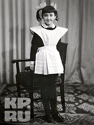 Певица Лолита Милявская, пожалуй, единственная из наших эстрадных певиц, кто не скрывает свой возраст. Кажется, она вообще ничего не боится и обожает эпатировать публику. Рассказать «Комсомолке» о себе Лолита согласилась на программе «Ты - суперстар» телеканала НТВ. Фото из семейного архива