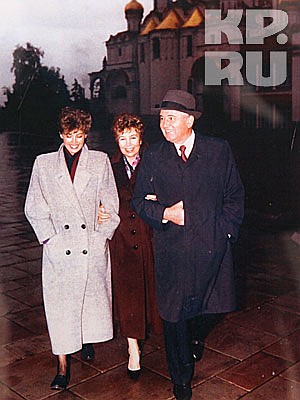 Фотографии, дневники, письма. Несколько платьев, туфельки, статуэтки. Нательный католический крест, подаренный Папой Римским Иоанном Павлом II. Все это ненадолго привезли из Горбачев-фонда в Музей политической истории, чтобы вспомнить историю Раисы Горбачевой.