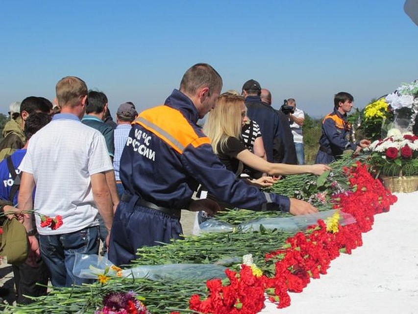 Возложение цветов к памятнику погибшим в Кармадонском ущелье. Фото: МЧС Северной Осетии.