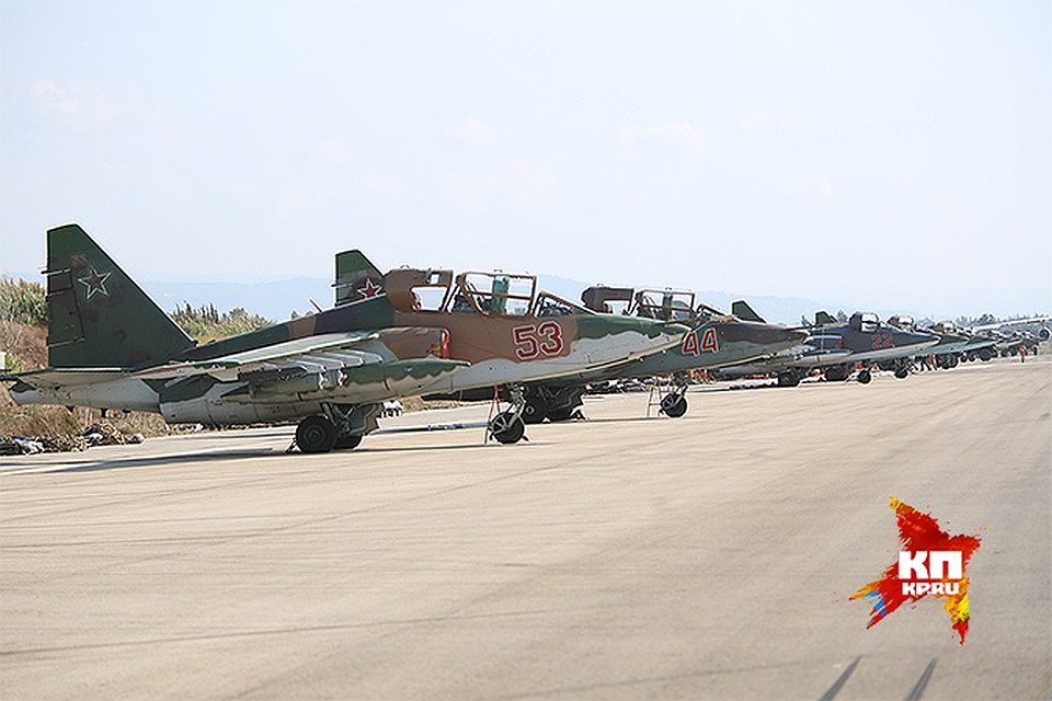 Российские штурмовики Су-25 на авиабазе в Сирии. Фото: Александр КОЦ, Дмитрий СТЕШИН