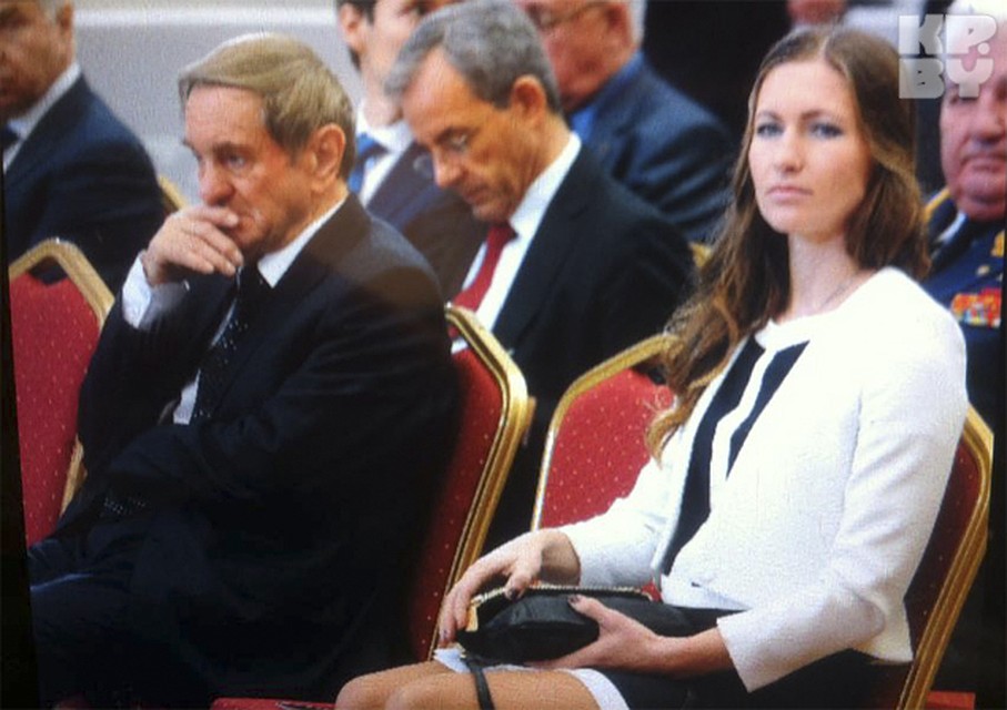 Дарья Домрачева сидит прямо напротив трибуны, за которой Александр Лукашенко будет произносить клятву. Фото: Ирина Козлик