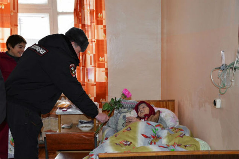Полицейские пришли поздравить бабушку в больницу. Фото: ГУ МЧС по Ярославской области
