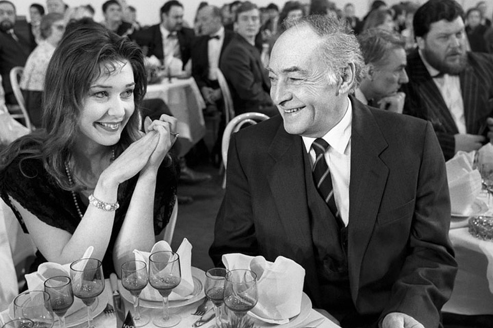 Вячеслав Тихонов с дочерью Анной на церемонии "Золотой овен", 1992 год Фото: Валерия Христофорова /ИТАР-ТАСС/