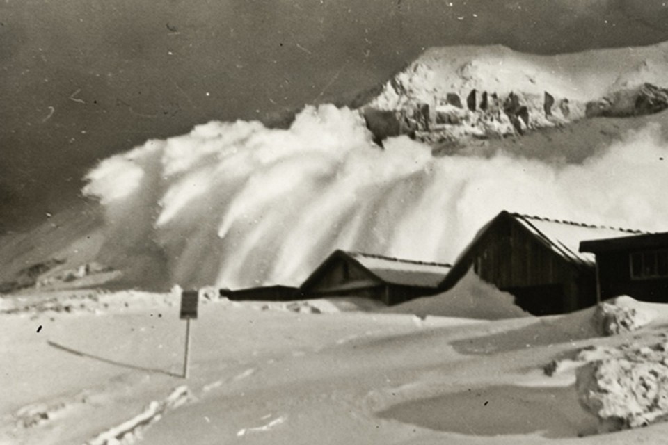 1935 год. Лавина добралась до поселка Кукисвумчорр. Фото из материалов историко-краеведческого музея Кировска.