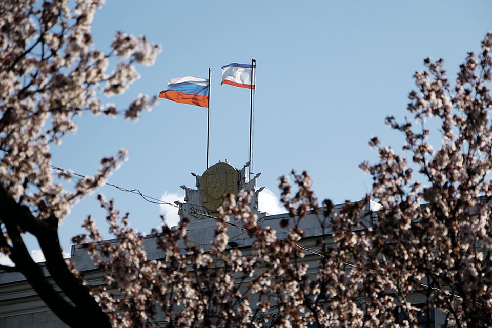 Утром 27 февраля 2014 года государственные флаги Крыма и России появились рядом на здании Верховного совета республики. Фото: Александр КИРЬЯКОВ