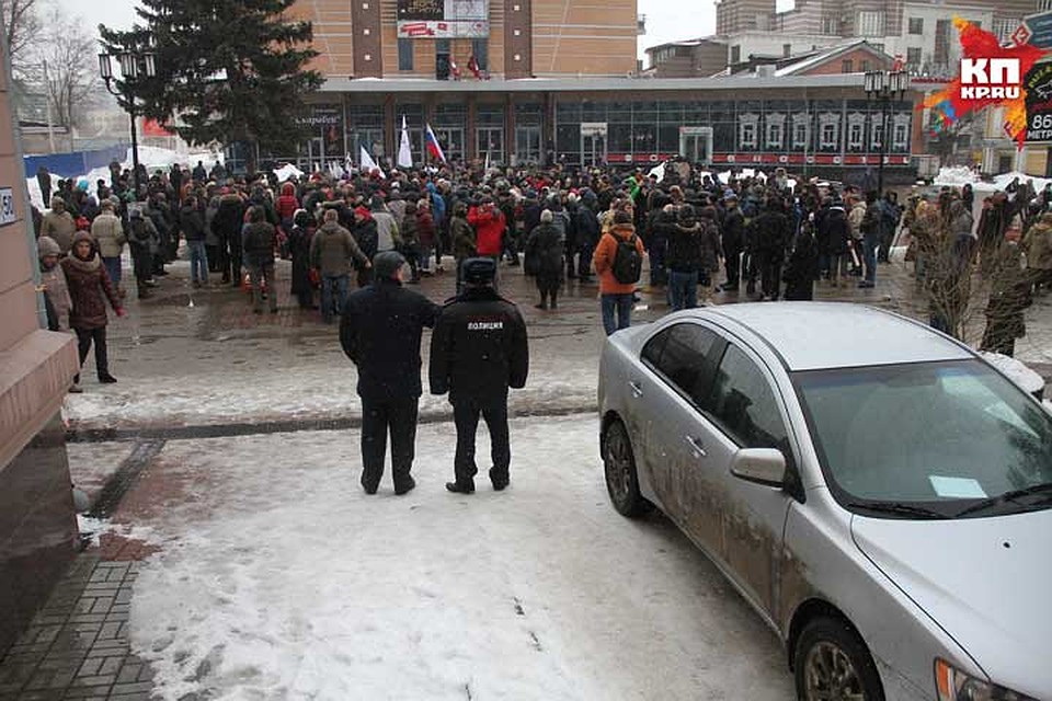 Сотни человек приняли участие в митинге памяти Немцова в Нижнем Новгороде. Фото: Роман ИГНАТЬЕВ