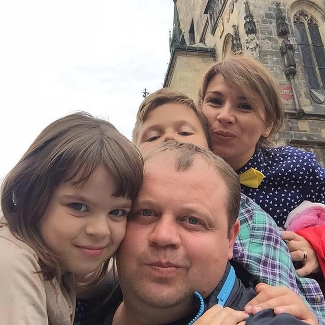 В реальной жизни Евгений далек от своего сценического образа. На фото - с семьей Фото: Facebook