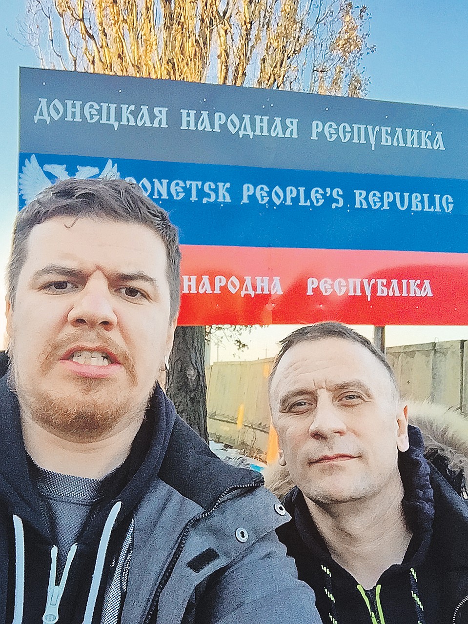 На границе. Фотокор Виктор Гусейнов (слева) и спецкор Владимир Ворсобин въезжают в неизвестное. Фото: Виктор ГУСЕЙНОВ