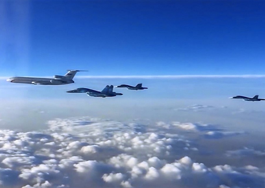 В состав каждой группы входит «лидер» - самолет ВТА Ту-154 или Ил-76 Фото: Министерство обороны РФ