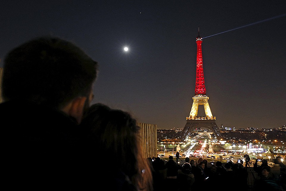 Главный символ Парижа подсветили в цвета бельгийского флага. Фото: REUTERS