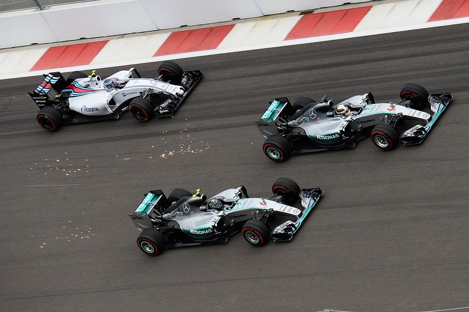 Во время борьбы на трассе искры летят из-под колес. Фото sochiautodrom.ru
