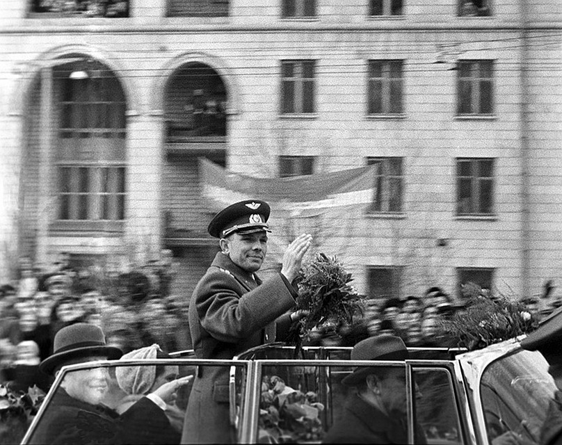 14 апреля 1961, на Ленинском проспекте Москвы приветствуют первого космонавта Юрия Гагарина. Фото: фотохроника ТАСС