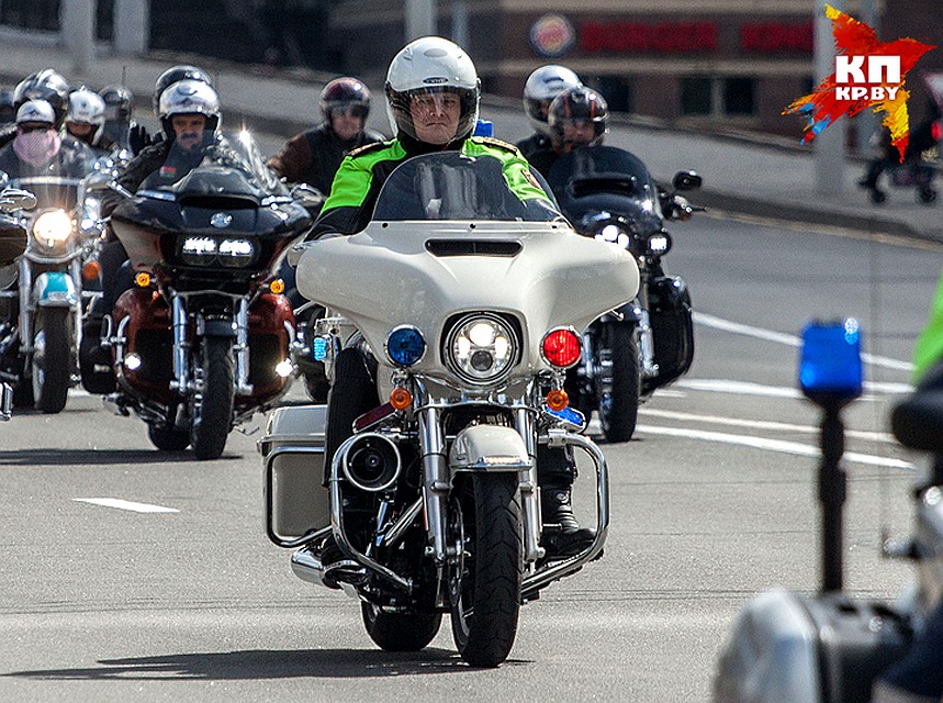 Глава МВД Беларуси Игорь Шуневич приехал на Harley-Davidson Electra Glide за 35 тысяч долларов. Мотоцикл органам подарил минский дилер. Фото: Дмитрий ЛАСЬКО