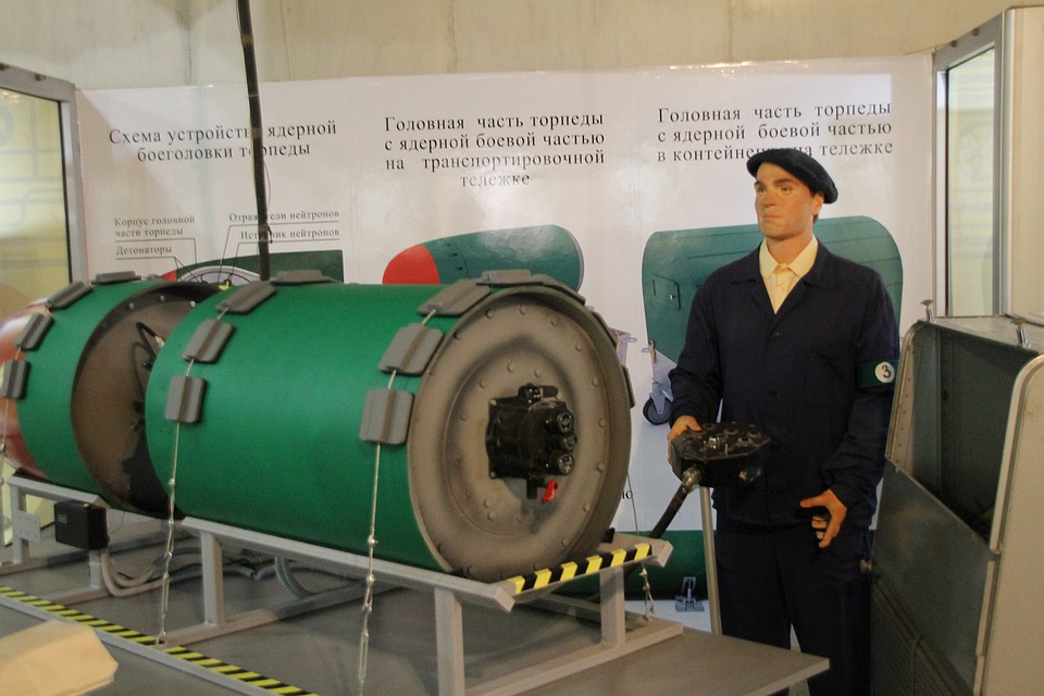 Манекены в спецодежде показывают, как снаряжались торпеды ядерными зарядами. Обслужить боеголовки в обычной форме запрещалось. Фото Владимира Гаврилова