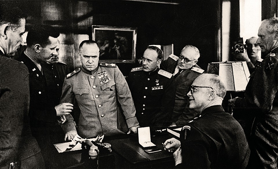 10 июня 1945 года. Франкфурт. После вручения Д. Эйзенхауэру ордена «Победа». Слева направо: переводчик О. Пантюхов, Г. К. Жуков, И. А. Серов, А. Я. Вышинский, Д. Эйзенхауэр.