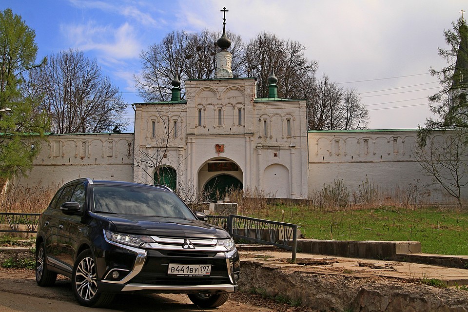 В XVII веке на территории бывшего кремля строят белокаменный Успенский женский монастырь, существующий и сегодня. Фото автора