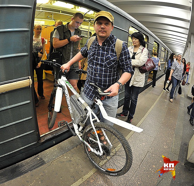 Журналист "КП" Олег Адамович и его железный конь в столичном метро. Фото: Михаил ФРОЛОВ