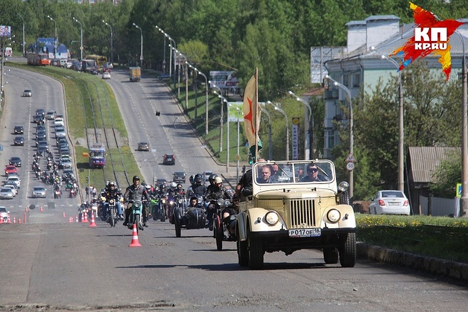 Колонна проехала по улице Ленина. Фото: Ирина СОБОЛЕВА
