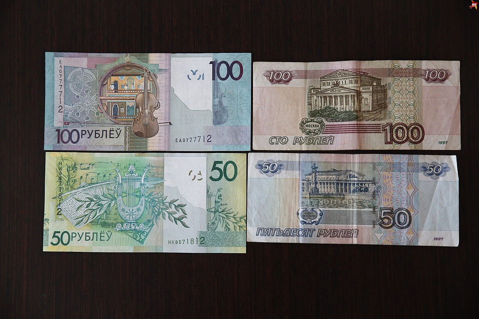 На обратной стороне российских рублей изображены памятники архитектуры, а у нас - детально прорисованные коллажи. В батлейке на сторублевке у каждой куклы видны глазки и носики, а на пергаменте на купюре в 50 рублей - отдельные буквы. Фото: Павел МАРТИНЧИК