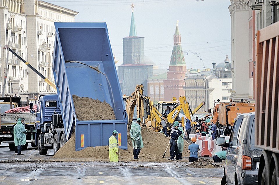 После реконструкции, которая завершится ко Дню города, на главной улице столицы расширят тротуары для пешеходов, а число полос сделают одинаковым на всех участках. Фото: Виктор ГУСЕЙНОВ