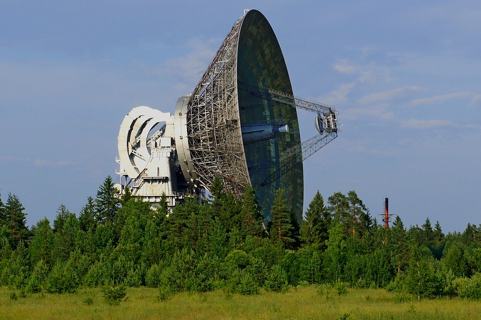 Калязинская обсерватория встречает гигантской тарелкой. Говорят, здесь расположен второй по величине в России радиотелескоп Фото: Евгений ВАСИН
