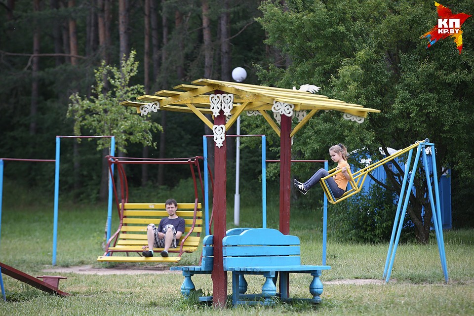 Качели и скамейки обновили в прошлом году. Фото: Павел МАРТИНЧИК