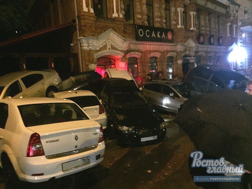 - Буденновский! Конец света! Люди по горло в воде спасали машины! Фото Фото Юрия Яхновца из группы ВК "Ростов-на-Дону | Главный".