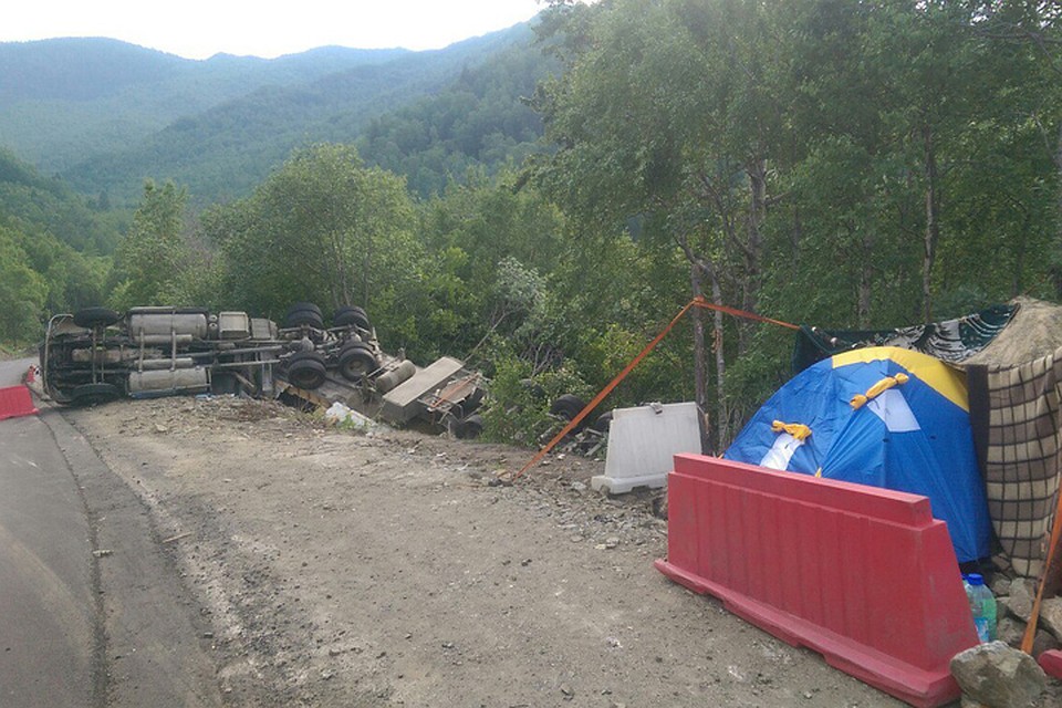 Олег Татарников вынужден жить в палатке у самой трассы. Фото: Евгения Максимова.