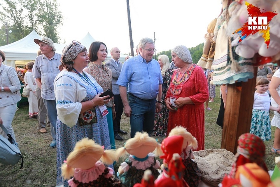 Красавицы-мастерицы делятся с губернатором впечатлением Фото: Мария ЛЕНЦ