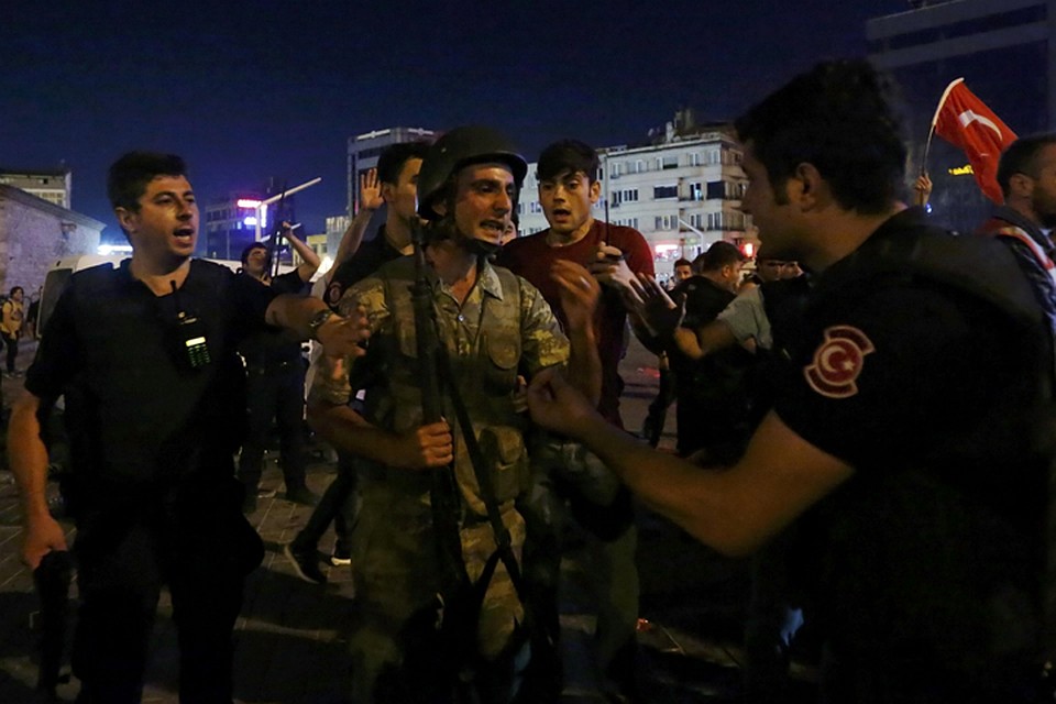 Солдаты сдают оружие Фото: REUTERS