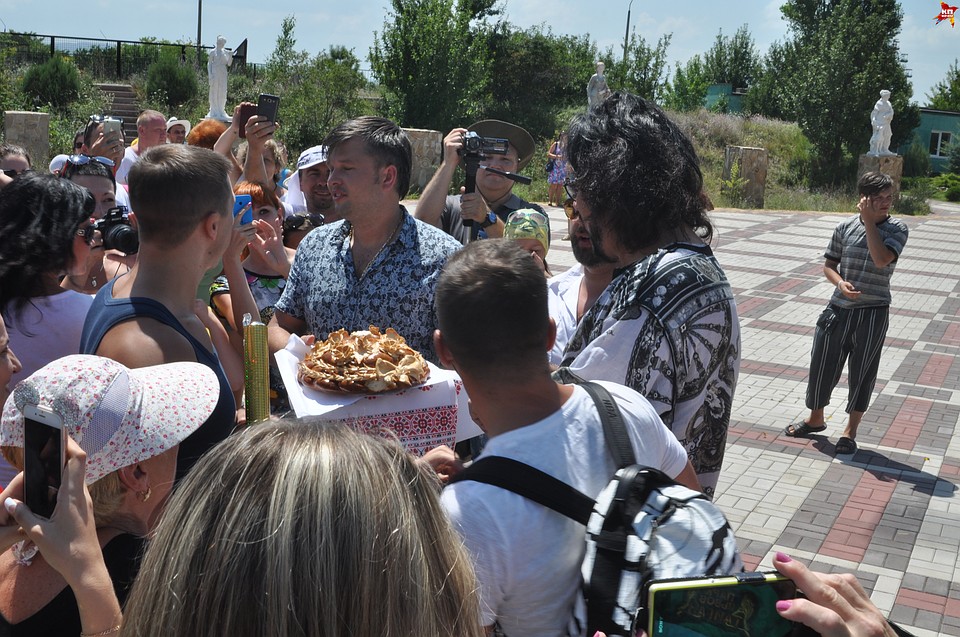 Встретили звезду с хлебом, с солью. Фото: Анастасия МЕДЫНЦЕВА