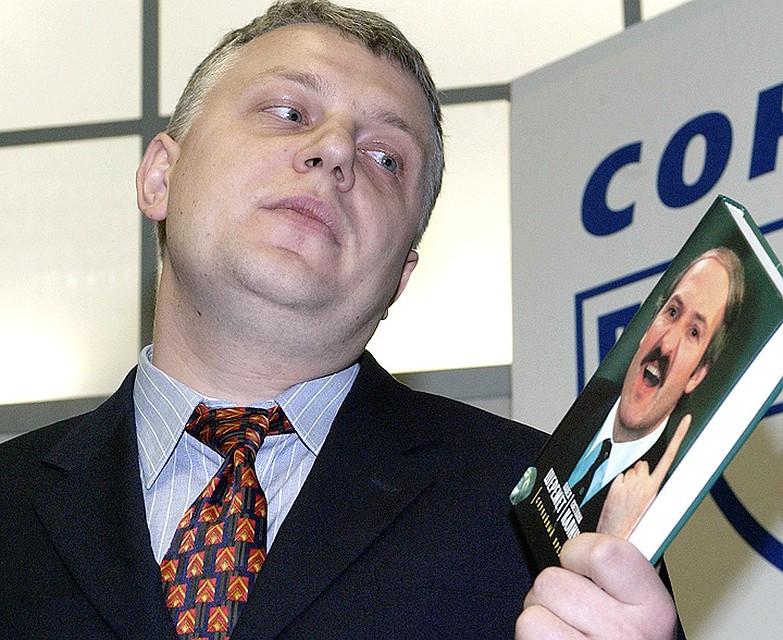 18 ноября 2003 года. Павел Шеремет на презентации своей книги "Случайный президент" о президенте Белоруссии Александре Лукашенко. Фото Григория Сысоева (ИТАР-ТАСС)