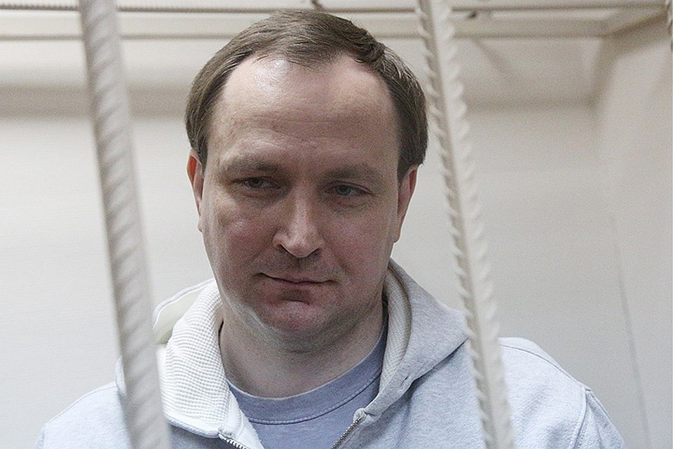 Денис Сугробов, обвиняемый в превышении должностных полномочий, во время рассмотрения ходатайства следствия о продлении ареста в Басманном суде. Фото Михаил Почуев/ТАСС
