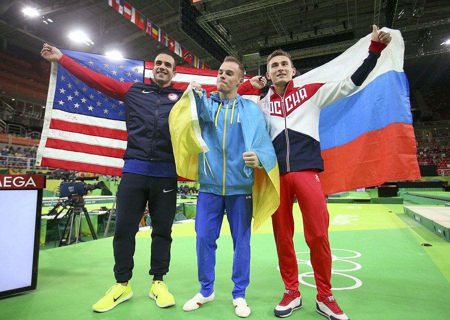 Пьедестал почета в спортивной гимнастике: Данелл Лейва (США) - 2 место, Олег Верняев (Украина) - 1 место, Давид Белявский (Россия) - 3 место. Фото: REUTERS
