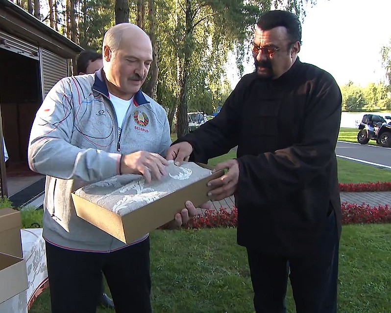 - А это лен! – говорит Лукашенко и открывает еще одну коробку. Кадр БелТА.
