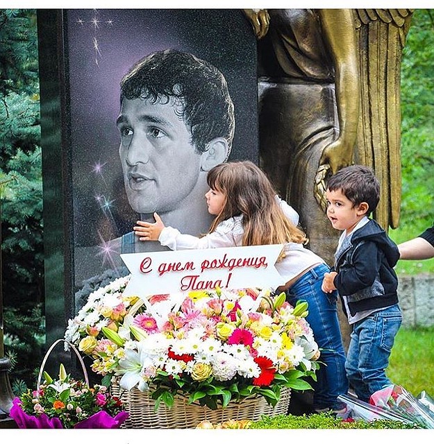 Могила Бесика Кудухова в Северной Осетии. Рядом его дети. Фото: instagram.com/pomnimbesik/